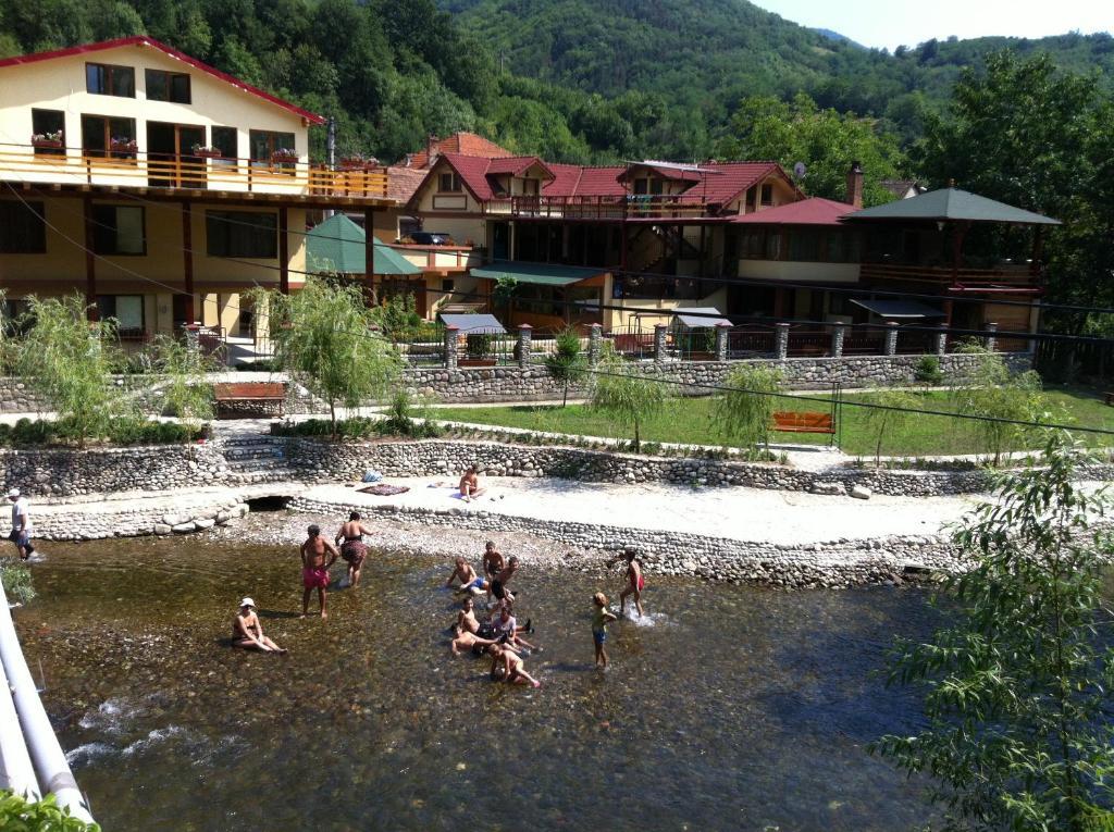 Pension Cuibul Viselor Băile Herculane Exterior foto